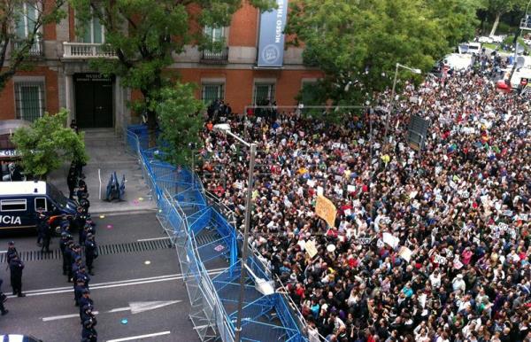 Miles de personas llamadas a “rodear“ el Congreso en contra de la investidura